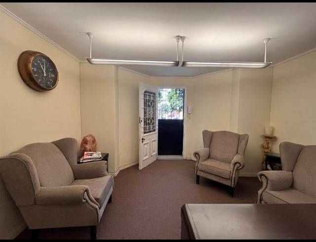 BUSINESS PROPERTY TO RENT IN ESSENWOOD